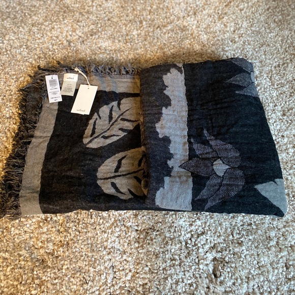 Aritzia Accessories - Aritzia WILFRED Volcano Blanket Scarf